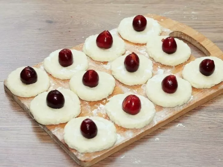 Вареники с ягодой и соусом #накормишкольника: шаг 14