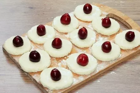 Вареники с ягодой и соусом #накормишкольника: шаг 14