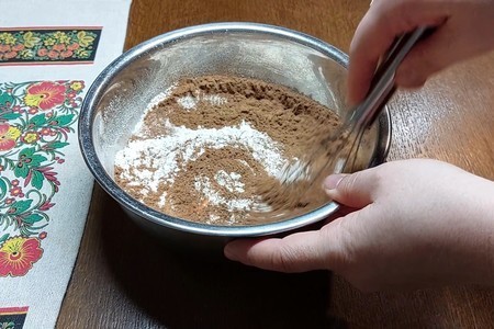 Шоколадно-творожный пирог со сливами без замеса теста: шаг 1