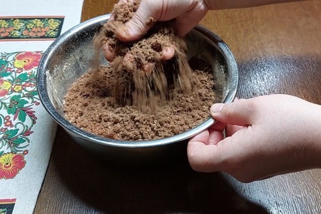 Шоколадно-творожный пирог со сливами без замеса теста: шаг 2