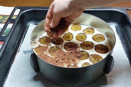 Шоколадно-творожный пирог со сливами без замеса теста: шаг 7