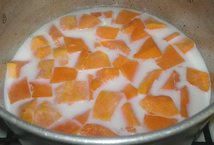 Молочная рисовая каша с тыквой и изюмом #накормишкольника: шаг 3