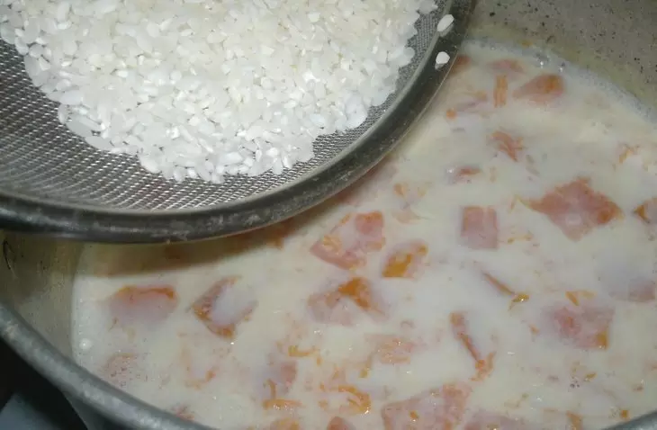 Молочная рисовая каша с тыквой и изюмом #накормишкольника: шаг 5