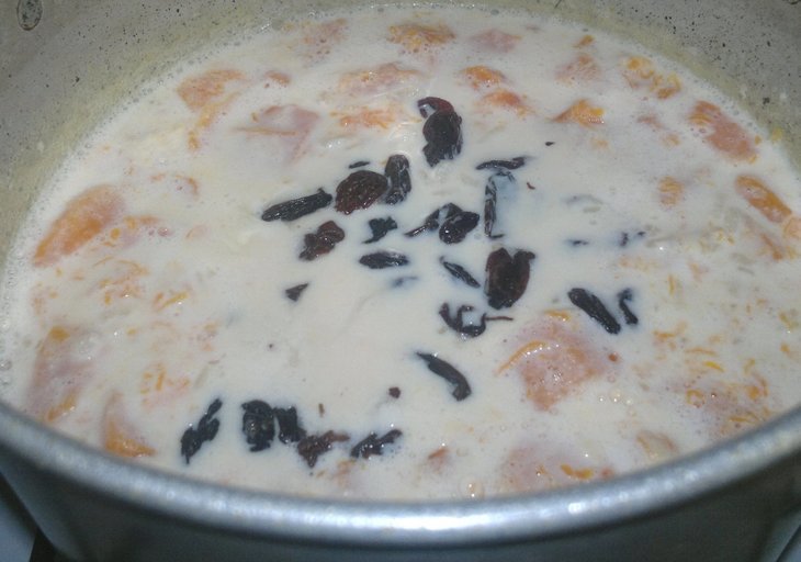 Молочная рисовая каша с тыквой и изюмом #накормишкольника: шаг 6