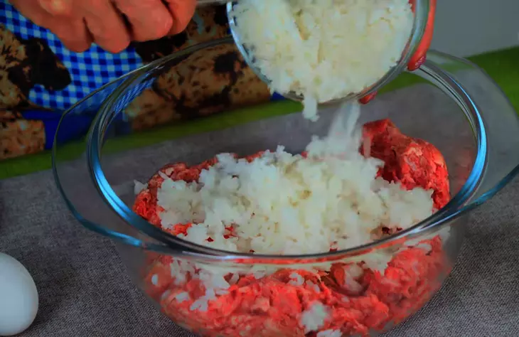 Мясные тефтели с рисом под томатным соусом в духовке: шаг 1