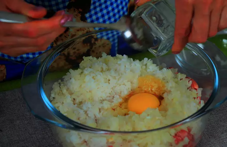 Мясные тефтели с рисом под томатным соусом в духовке: шаг 2