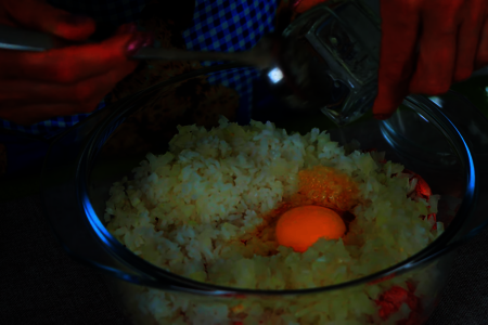 Мясные тефтели с рисом под томатным соусом в духовке: шаг 2