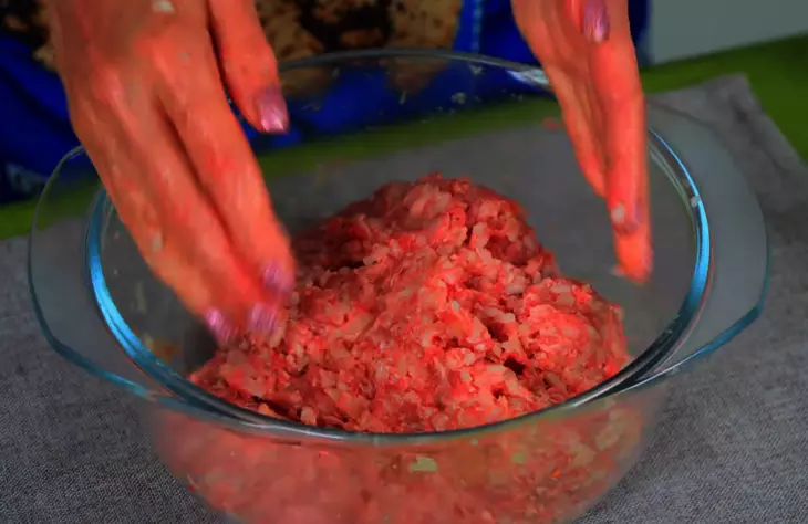 Мясные тефтели с рисом под томатным соусом в духовке: шаг 3
