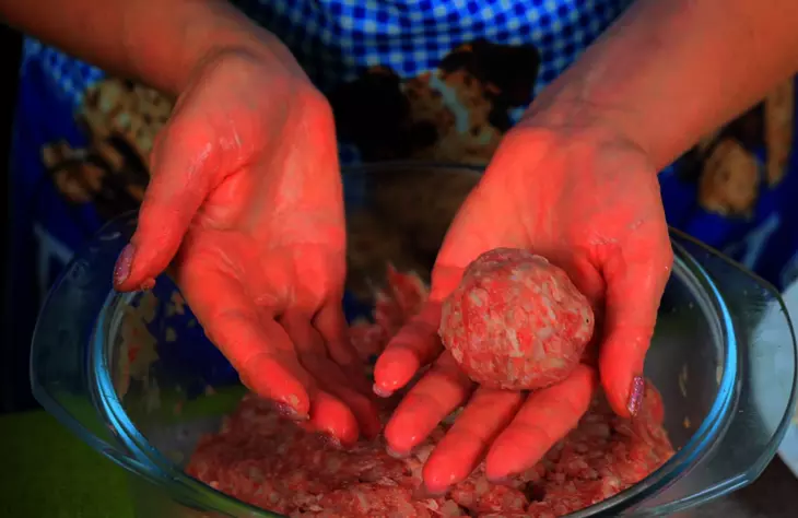 Мясные тефтели с рисом под томатным соусом в духовке: шаг 6