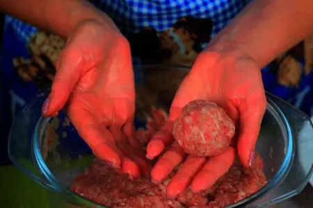 Мясные тефтели с рисом под томатным соусом в духовке: шаг 6