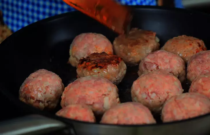 Мясные тефтели с рисом под томатным соусом в духовке: шаг 7