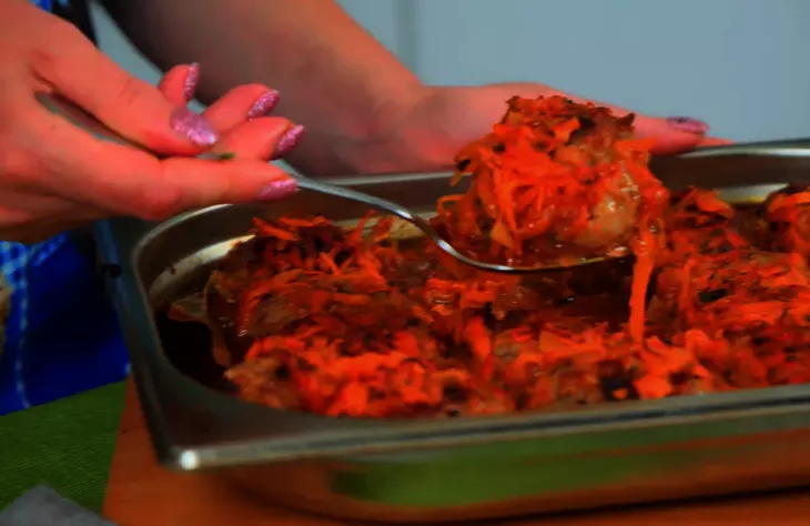 Мясные тефтели с рисом под томатным соусом в духовке: шаг 9