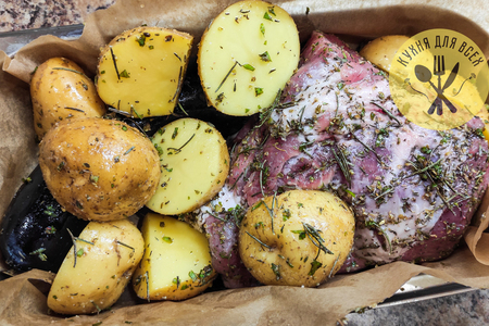 Свиной окорок запеченный в духовке с картофелем: шаг 6