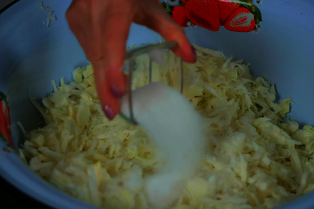 Овощной салат со свежей капустой на зиму без стерилизации: шаг 2