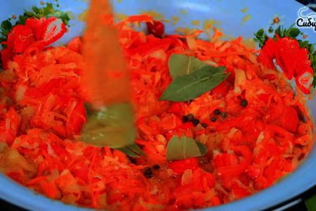 Овощной салат со свежей капустой на зиму без стерилизации: шаг 5