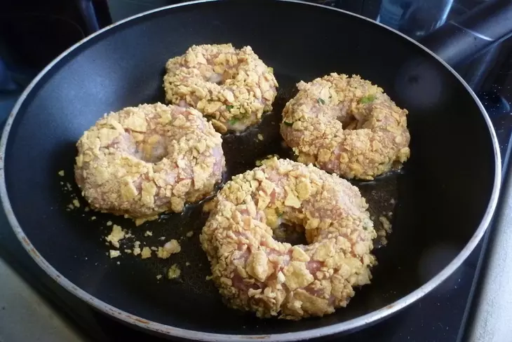 Бейглы из индейки с сыром в хрустящих кукурузных хлопьях #накормишкольника: шаг 4