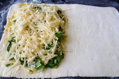 Пирог из слоёного теста с зеленым луком и сыром #накормишкольника: шаг 4