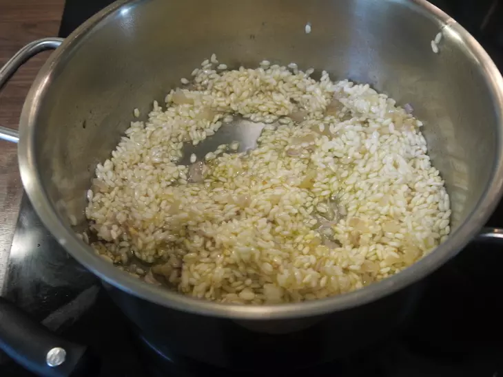 Ризотто с брокколи, козьим сыром и помидорами черри: шаг 2