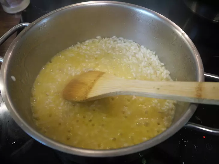 Ризотто с брокколи, козьим сыром и помидорами черри: шаг 3