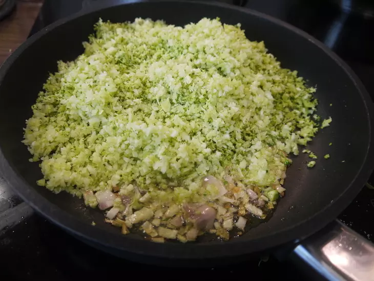 Ризотто с брокколи, козьим сыром и помидорами черри: шаг 5