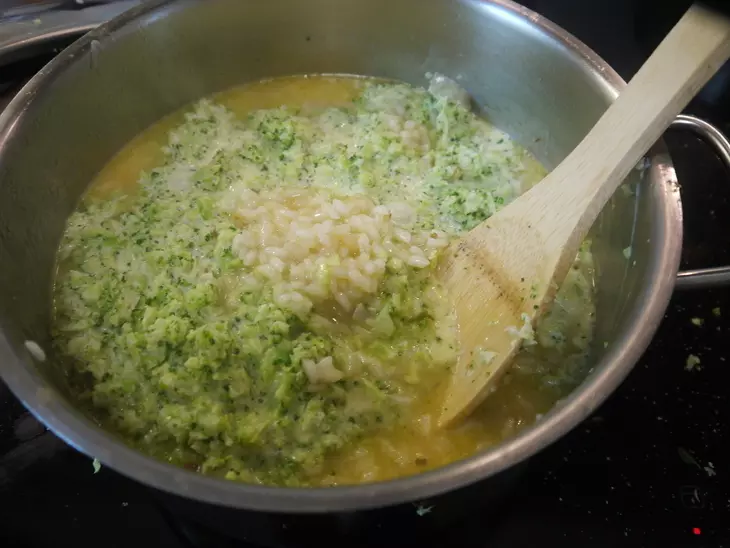 Ризотто с брокколи, козьим сыром и помидорами черри: шаг 6