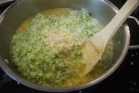 Ризотто с брокколи, козьим сыром и помидорами черри: шаг 6