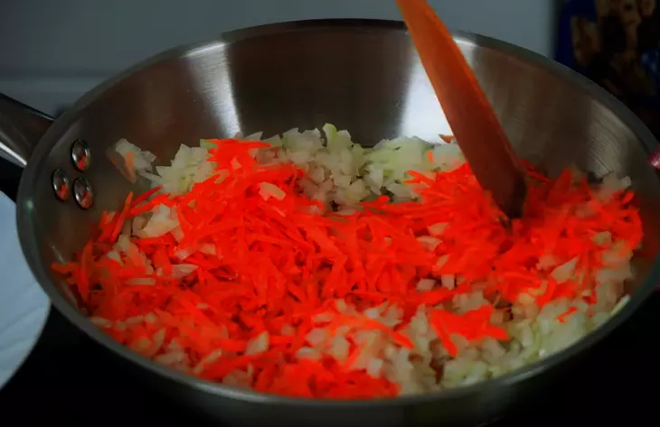 Тушеная капуста с морковью и томатной пастой с луком: шаг 1