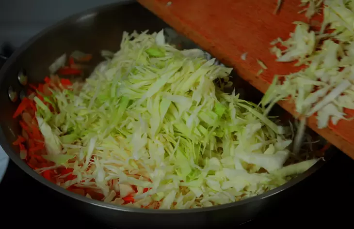 Тушеная капуста с морковью и томатной пастой с луком: шаг 2