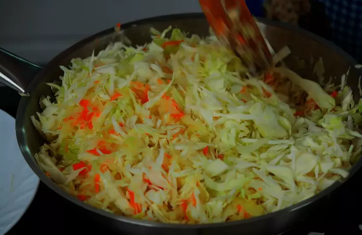 Тушеная капуста с морковью и томатной пастой с луком: шаг 4