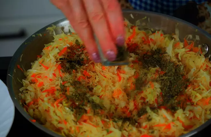 Тушеная капуста с морковью и томатной пастой с луком: шаг 5