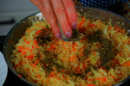Тушеная капуста с морковью и томатной пастой с луком: шаг 5