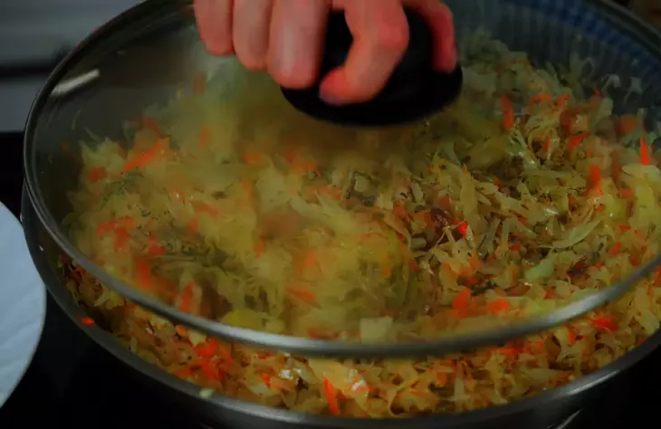 Тушеная капуста с морковью и томатной пастой с луком: шаг 6