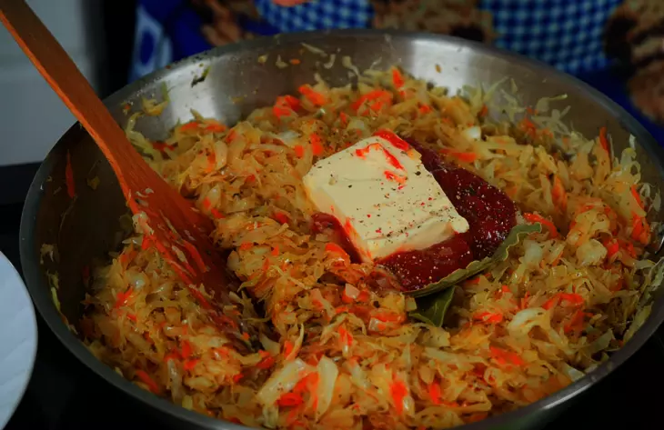 Тушеная капуста с морковью и томатной пастой с луком: шаг 7