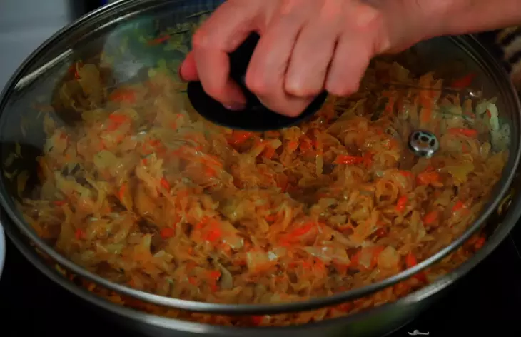 Тушеная капуста с морковью и томатной пастой с луком: шаг 8