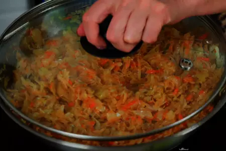 Тушеная капуста с морковью и томатной пастой с луком: шаг 8