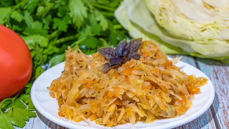 Тушеная капуста с морковью и томатной пастой с луком: шаг 9