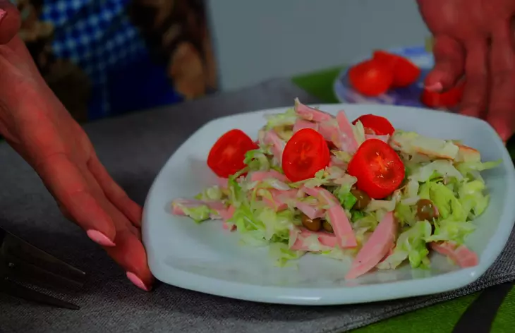 Быстрый салат из свежей капусты с сыром и ветчиной: шаг 7
