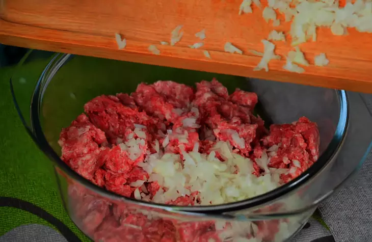 Котлеты из мясного фарша со свеклой и репчатым луком: шаг 1
