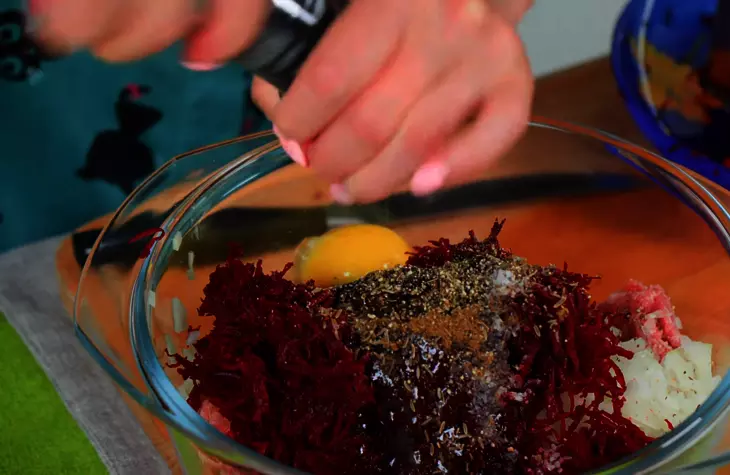 Котлеты из мясного фарша со свеклой и репчатым луком: шаг 3