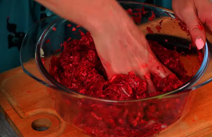 Котлеты из мясного фарша со свеклой и репчатым луком: шаг 4
