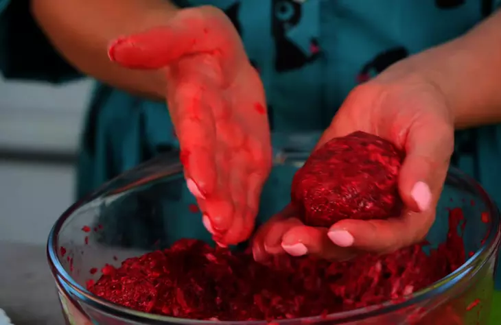 Котлеты из мясного фарша со свеклой и репчатым луком: шаг 5