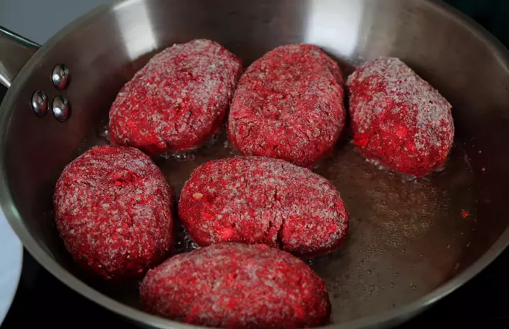 Котлеты из мясного фарша со свеклой и репчатым луком: шаг 7