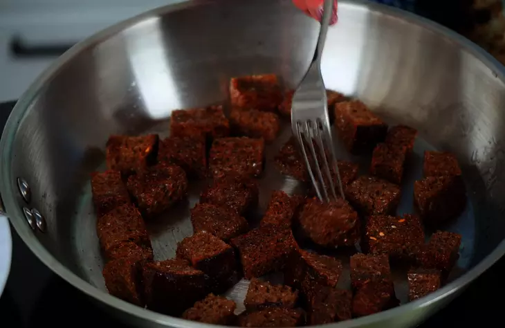 Салат-закуска из печени трески с сухариками, томатами и яйцом: шаг 2