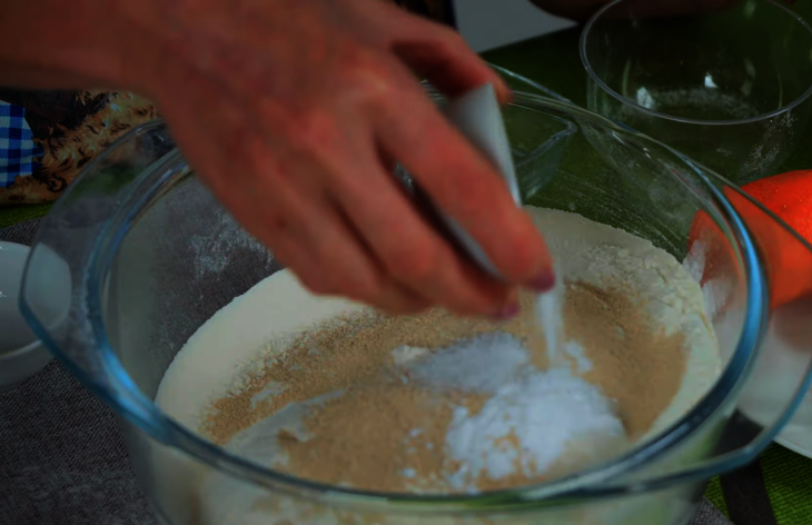 Пирожки с капустой из сдобного дрожжевого теста, в духовке: шаг 1