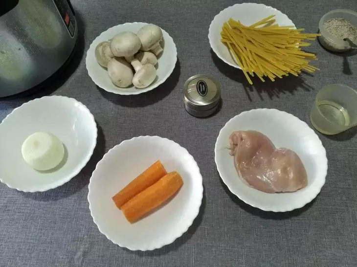 Грибной суп с лапшой и курицей в мультиварке: шаг 1