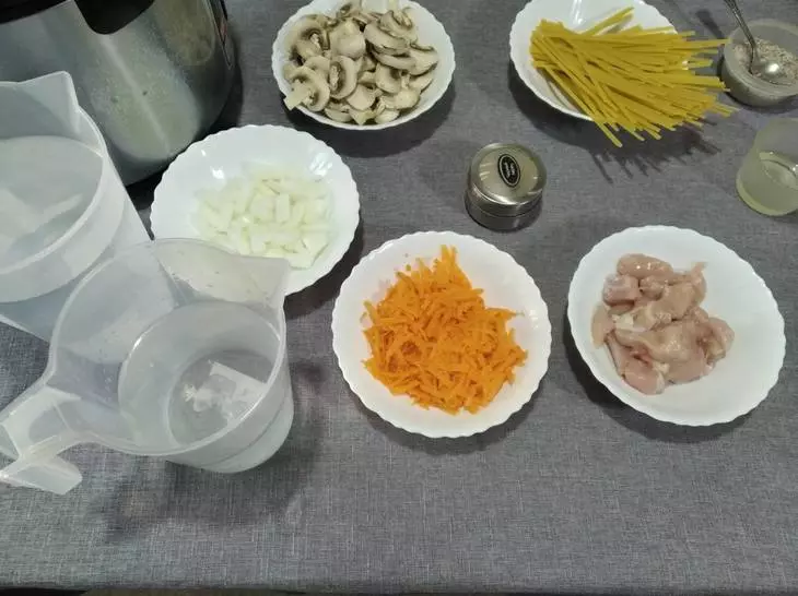 Грибной суп с лапшой и курицей в мультиварке: шаг 2