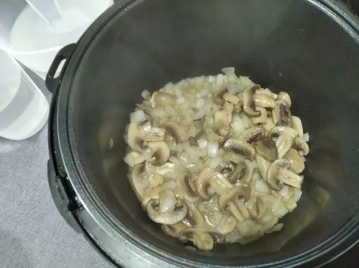 Грибной суп с лапшой и курицей в мультиварке: шаг 3