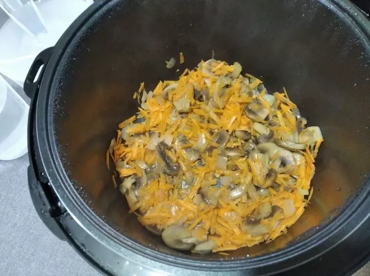 Грибной суп с лапшой и курицей в мультиварке: шаг 4