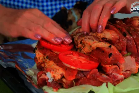 Свинина с начинкой запеченная в листьях капусты в духовке: шаг 6