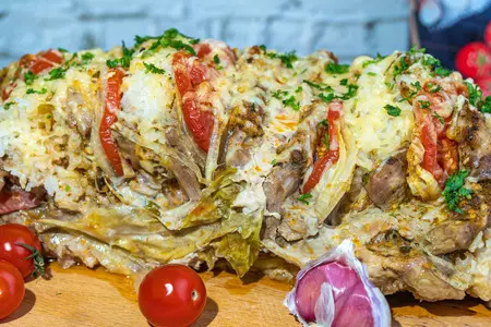 Свинина с начинкой запеченная в листьях капусты в духовке: шаг 9